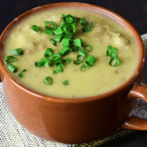 Caldo verde cremoso e saboroso