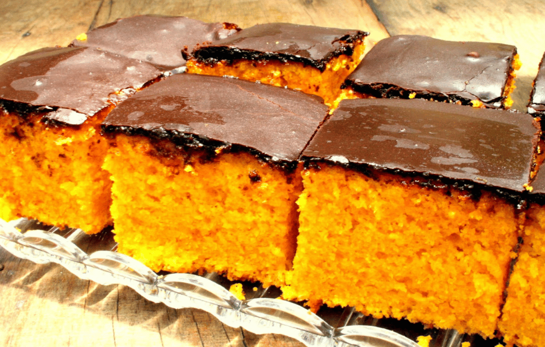 Bolo de cenoura húmido e fofo